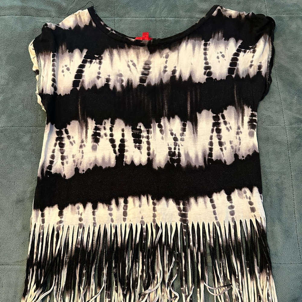 Hot Kiss Black & White Tie-Dye Fringe Top - Picture 3 of 3